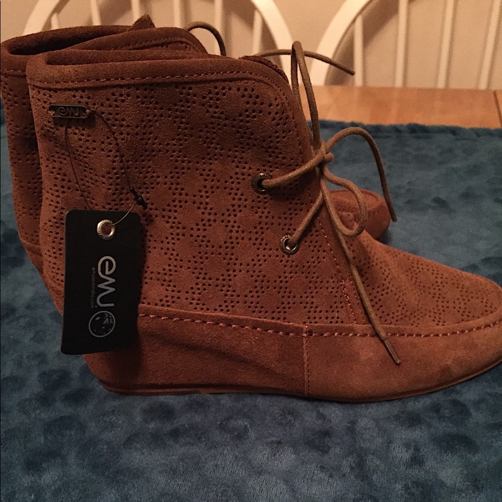 Emu size 8 camel colored wedge shoes